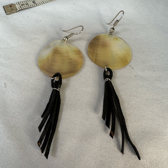 Minimalist mother of pearl shell dangle earrings - Picture 4 of 6